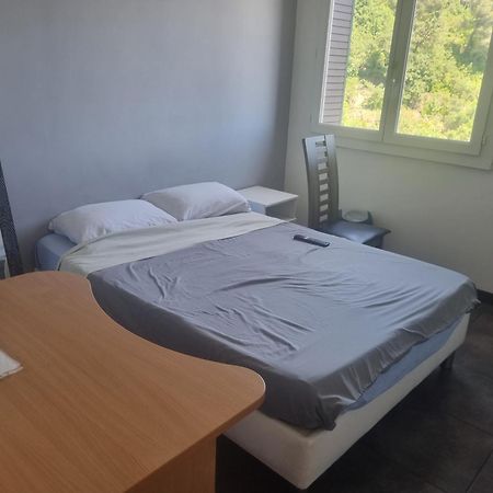 New Cheap Private Room, Kitchen , Overwieuw Sea,Tram On Spot, 12 Minutes From Nice Train Station With Tram , Beach In 17 Min Tram , Chambre Privee Pas Cher, Cuisine Equipee , Tram Sur Place, Apercu Mer, 12 Min De La Gare De Nice Avec Le Tram, 17 Min Room photo