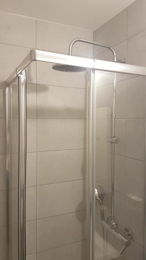 New Cheap Private Room, Kitchen , Overwieuw Sea,Tram On Spot, 12 Minutes From Nice Train Station With Tram , Beach In 17 Min Tram , Chambre Privee Pas Cher, Cuisine Equipee , Tram Sur Place, Apercu Mer, 12 Min De La Gare De Nice Avec Le Tram, 17 Min Exterior photo