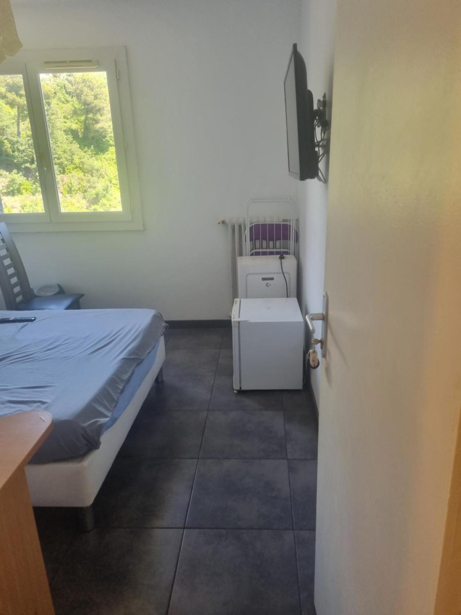 New Cheap Private Room, Kitchen , Overwieuw Sea,Tram On Spot, 12 Minutes From Nice Train Station With Tram , Beach In 17 Min Tram , Chambre Privee Pas Cher, Cuisine Equipee , Tram Sur Place, Apercu Mer, 12 Min De La Gare De Nice Avec Le Tram, 17 Min Room photo