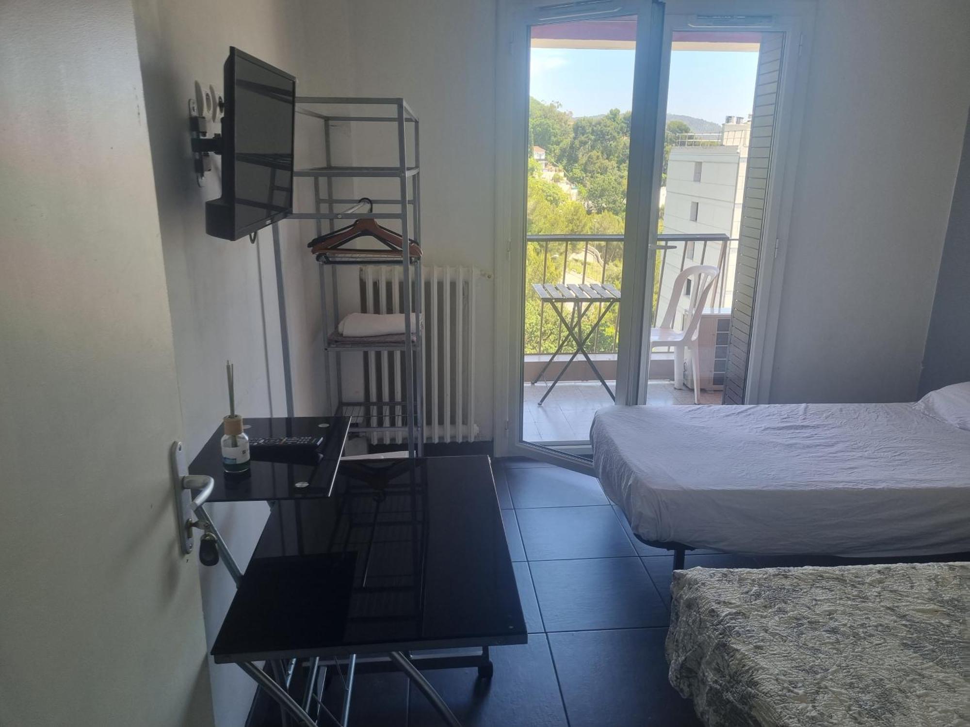 New Cheap Private Room, Kitchen , Overwieuw Sea,Tram On Spot, 12 Minutes From Nice Train Station With Tram , Beach In 17 Min Tram , Chambre Privee Pas Cher, Cuisine Equipee , Tram Sur Place, Apercu Mer, 12 Min De La Gare De Nice Avec Le Tram, 17 Min Room photo